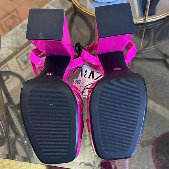 ZARA ~ STRAPPY CHUNKY PLATFORM
HEELED SANDALS (NWT) Bloggers Favorite. - Picture 9 of 11
